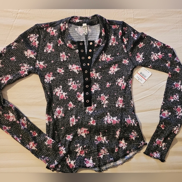 🆕️Free people XS fitted floral waffle knit Henley button V neck. - Picture 6 of 9